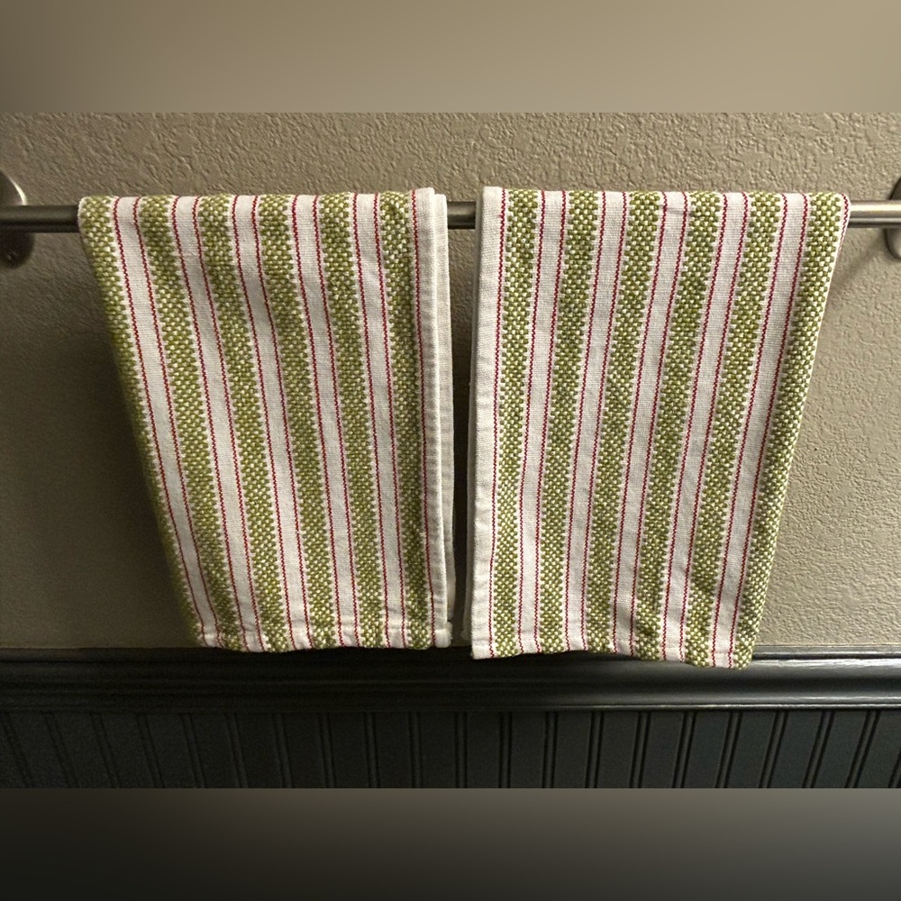 Set of 4 Hand Towels White Red Green Christmas Holiday Kitchen Bathroom Decor